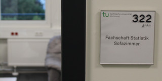 Schild an Raum 322 (Sofazimmer) mit Blick durch geöffnete Tür.