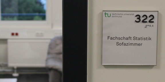Schild an Raum 322 (Sofazimmer) mit Blick durch geöffnete Tür.