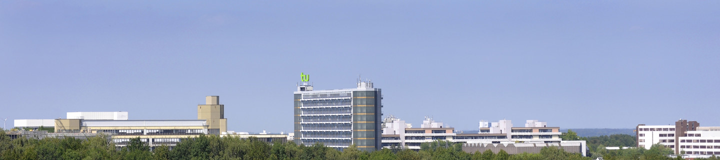 Panorama Campus Nord mit Mathetower und blauem Himmel